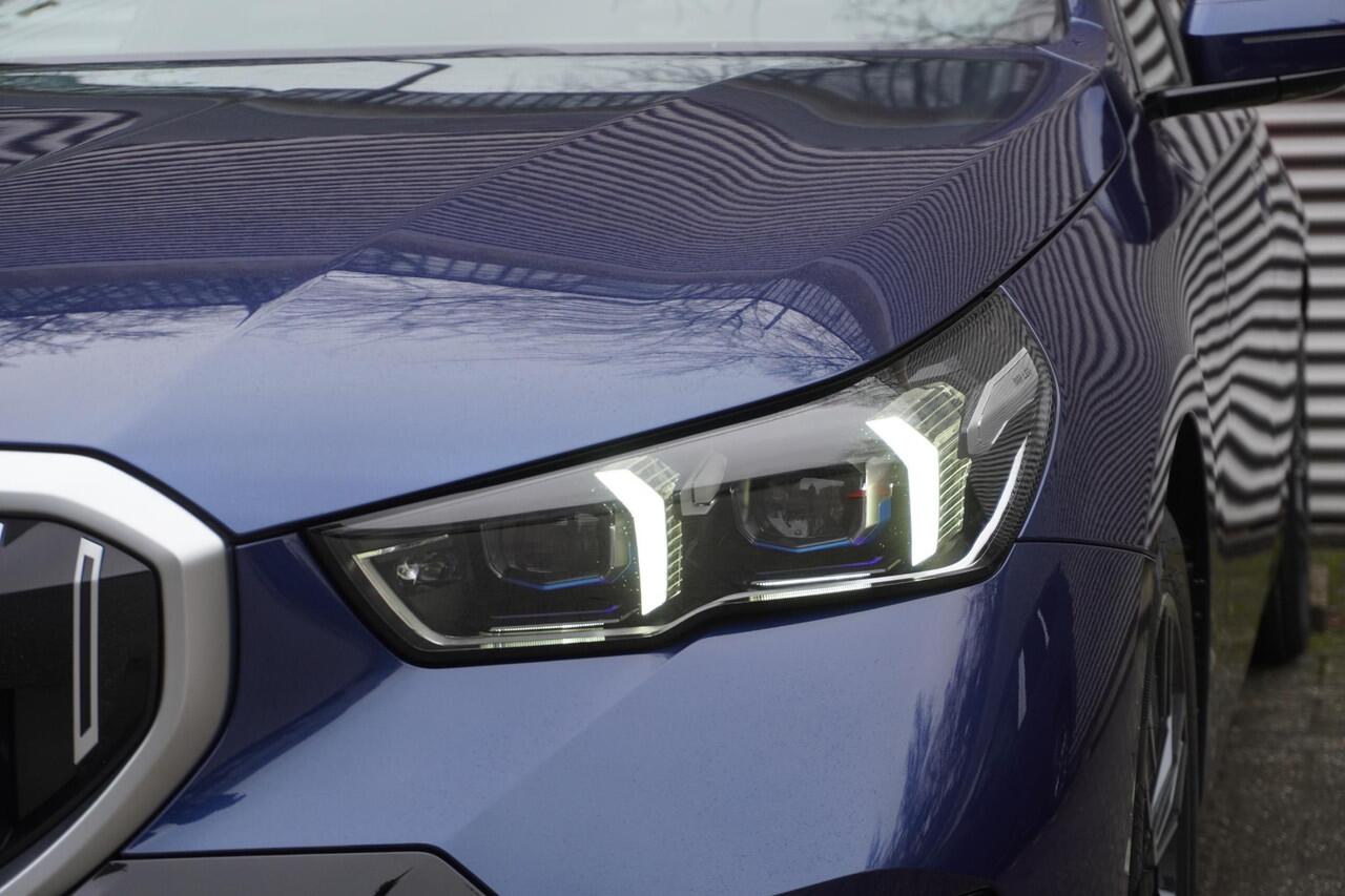BMW i5 Touring eDrive40 M Sportpakket | Comfort Pack | Trekhaak met elektrisch wegklapbare kogel | Glazen panoramadak | Driving Assistant Professional | Harman-Kardon sound system | Lentevoordeel