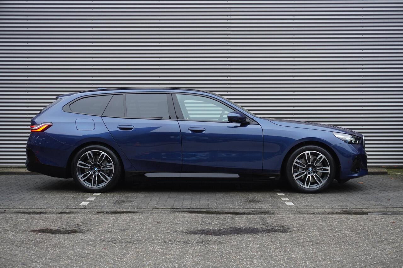 BMW i5 Touring eDrive40 M Sportpakket | Comfort Pack | Trekhaak met elektrisch wegklapbare kogel | Glazen panoramadak | Driving Assistant Professional | Harman-Kardon sound system | Lentevoordeel