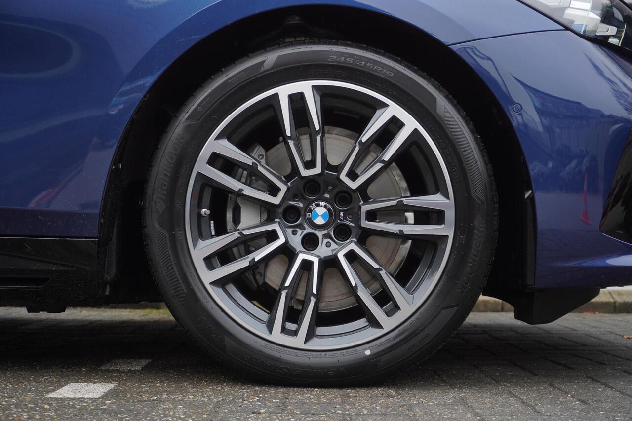 BMW i5 Touring eDrive40 M Sportpakket | Comfort Pack | Trekhaak met elektrisch wegklapbare kogel | Glazen panoramadak | Driving Assistant Professional | Harman-Kardon sound system | Lentevoordeel