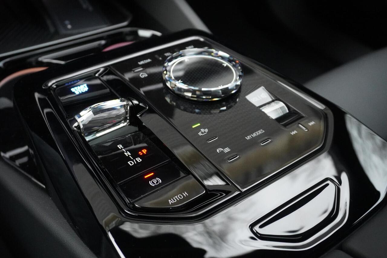 BMW i5 Touring eDrive40 M Sportpakket Pro | Panoramadak elektrisch | Bowers & Wilkins Surround Sound System | Driving Assistant Professional | Adaptieve LED-koplampen | Lentevoordeel
