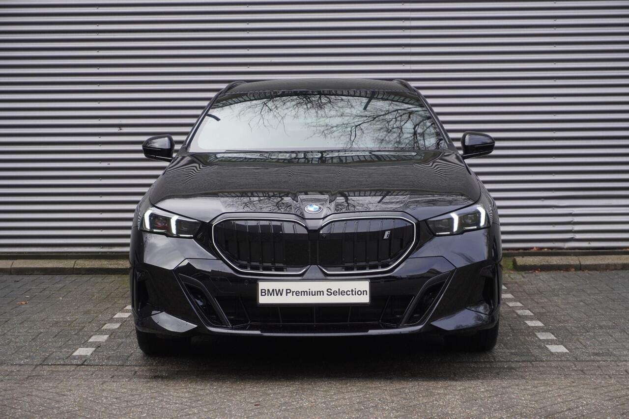 BMW i5 Touring eDrive40 M Sportpakket Pro | Panoramadak elektrisch | Bowers & Wilkins Surround Sound System | Driving Assistant Professional | Adaptieve LED-koplampen | Lentevoordeel