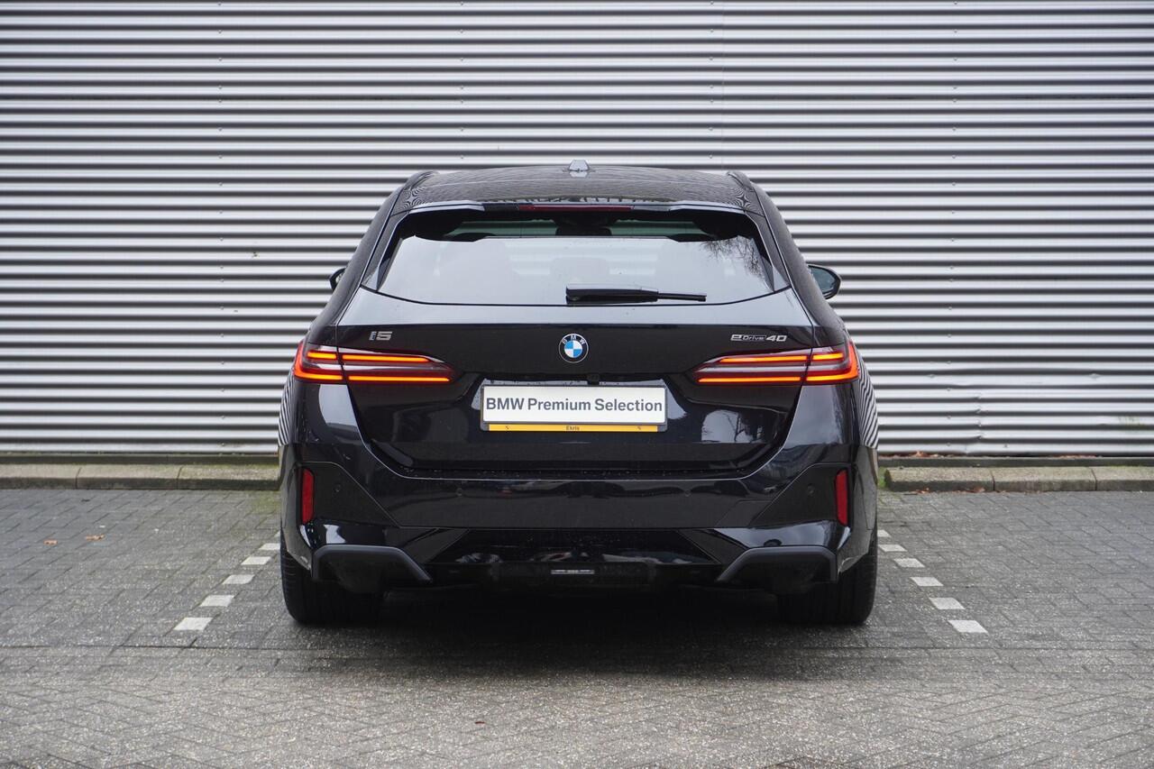 BMW i5 Touring eDrive40 M Sportpakket Pro | Panoramadak elektrisch | Bowers & Wilkins Surround Sound System | Driving Assistant Professional | Adaptieve LED-koplampen | Lentevoordeel
