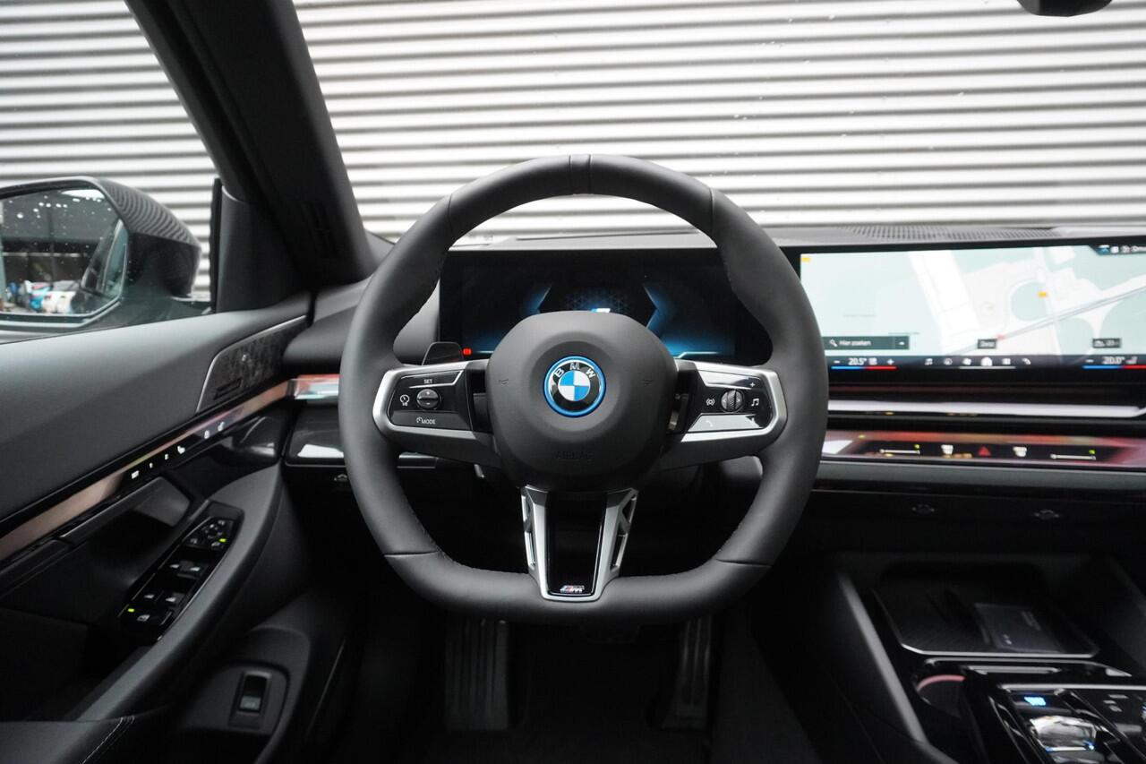 BMW i5 Touring eDrive40 M Sportpakket Pro | Panoramadak elektrisch | Bowers & Wilkins Surround Sound System | Driving Assistant Professional | Adaptieve LED-koplampen | Lentevoordeel