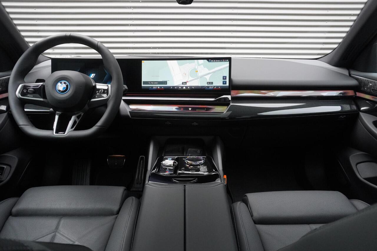BMW i5 Touring eDrive40 M Sportpakket Pro | Panoramadak elektrisch | Bowers & Wilkins Surround Sound System | Driving Assistant Professional | Adaptieve LED-koplampen | Lentevoordeel