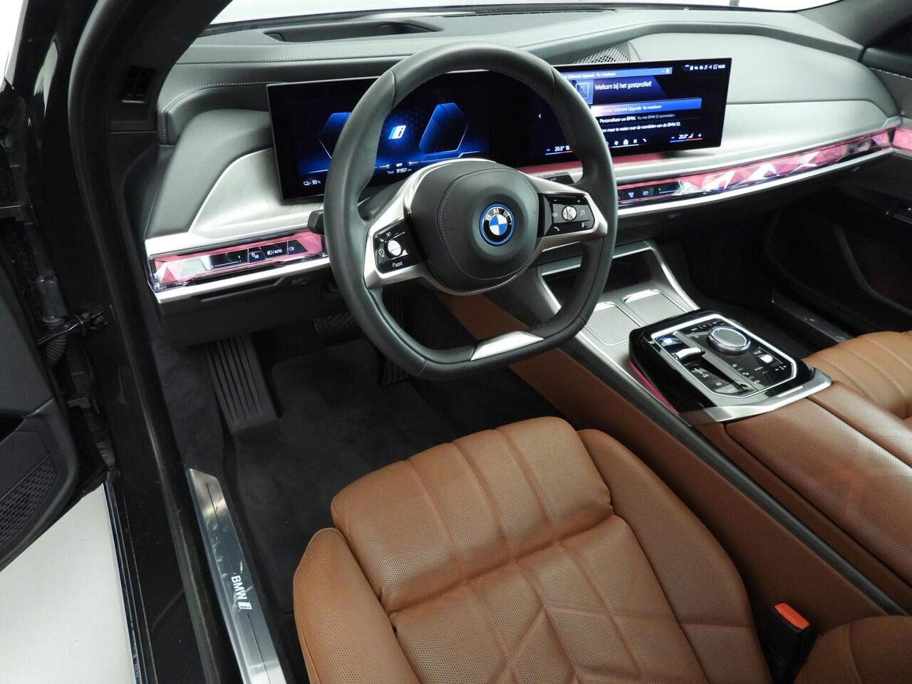 BMW i7 xDrive60 | LED | HUD | Active cruise | Active steering | Comfortzetels | DAB | Alu 20 inch
