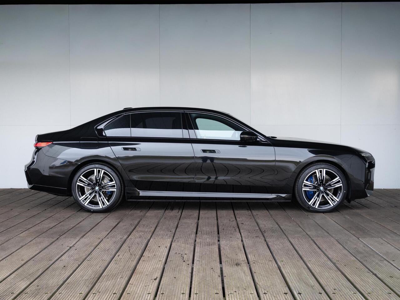 BMW i7 xDrive60 | M Sportpakket Pro | Innovation Pack | Individual Interieur | Bowers & Wilkins | Iconic Glow | Trekhaak