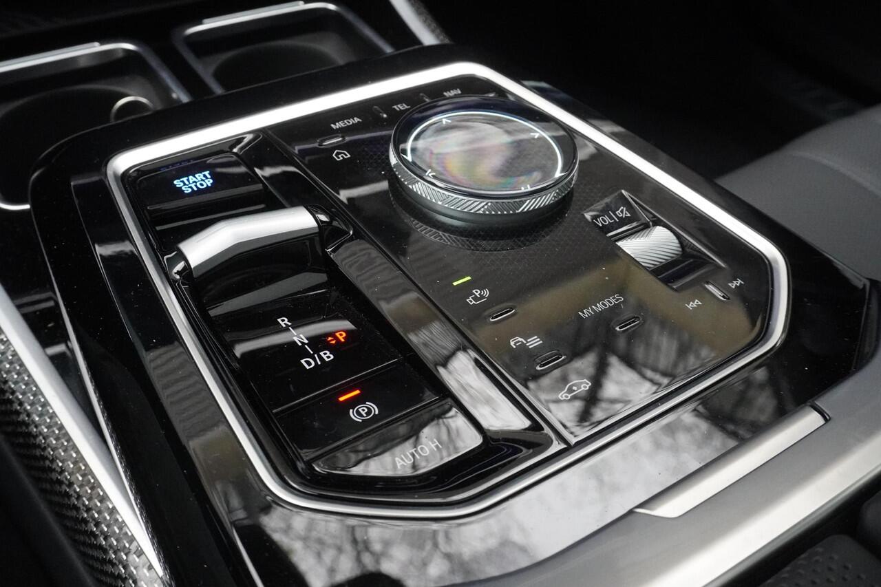 BMW i7 xDrive60 M Sportpakket | Glazen panoramadak Sky Lounge | Driving Assistant Professional | Parking Assistant professional | Stoelventilatie voorstoelen