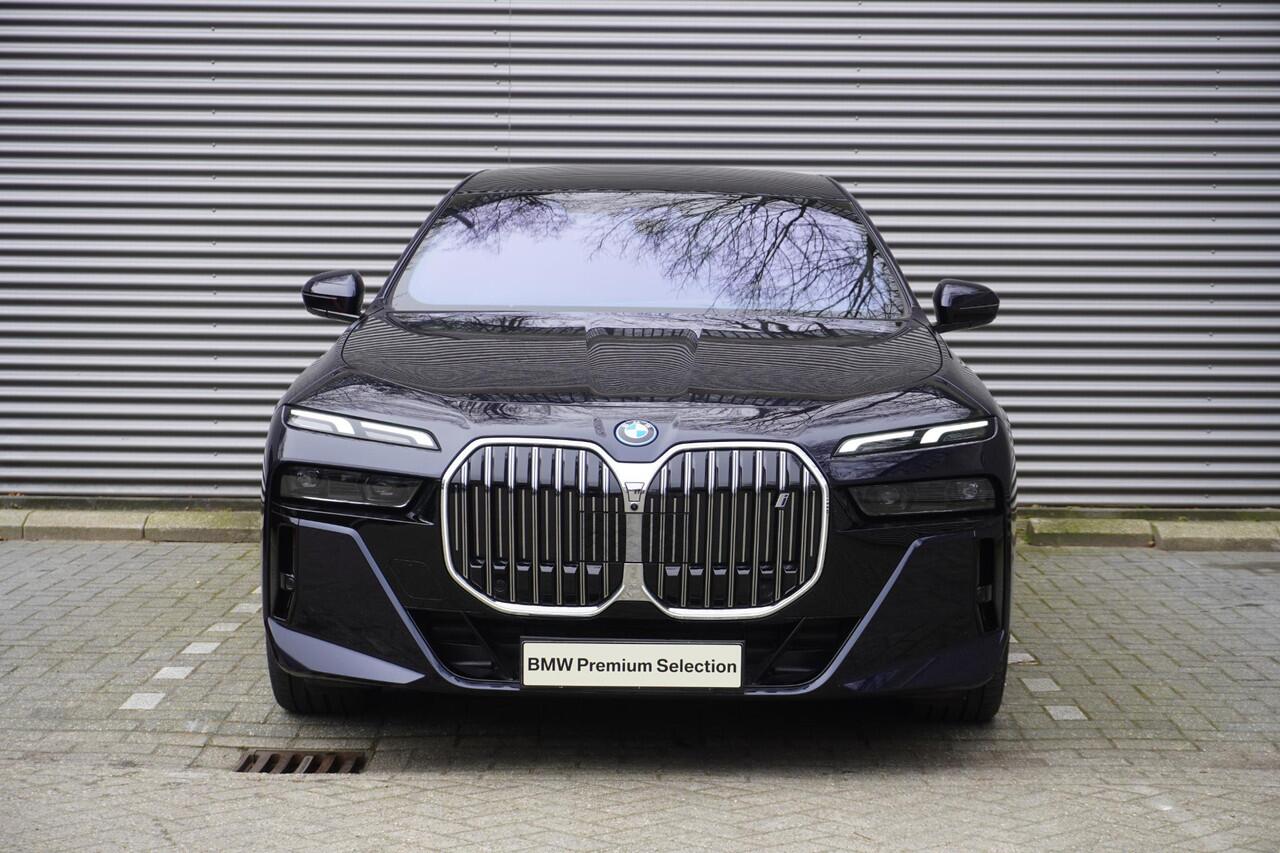 BMW i7 xDrive60 M Sportpakket | Glazen panoramadak Sky Lounge | Driving Assistant Professional | Parking Assistant professional | Stoelventilatie voorstoelen