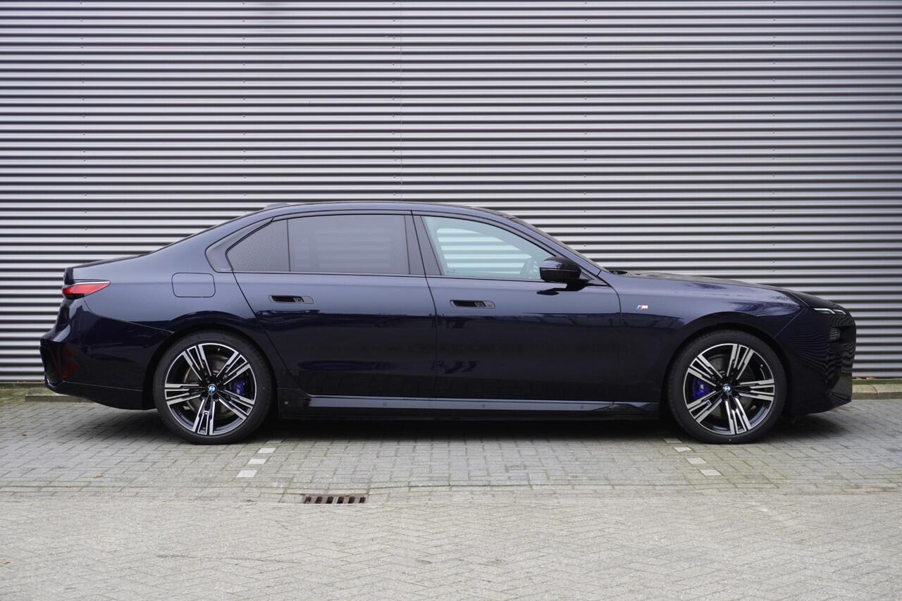 BMW i7 xDrive60 M Sportpakket | Glazen panoramadak Sky Lounge | Driving Assistant Professional | Parking Assistant professional | Stoelventilatie voorstoelen