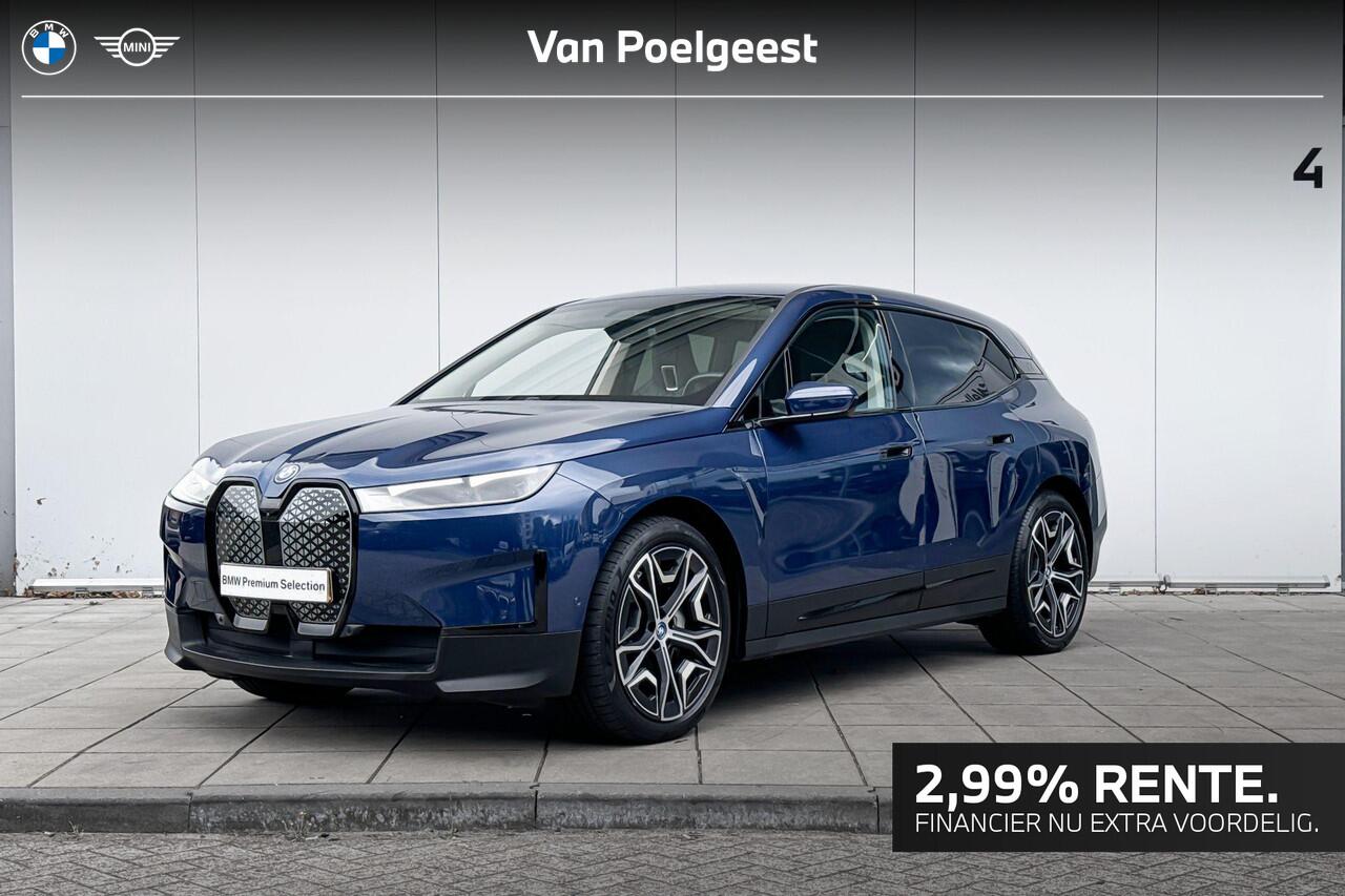 BMW iX xDrive40 22 Inch / Comfort Acces / Electrische Zwenkhaak / Getinte Ramen Achter / Warmte Comfort Pakket / Driving Prof / Harman Kardon / Parking Plus / 4 Zone Airco / Selections