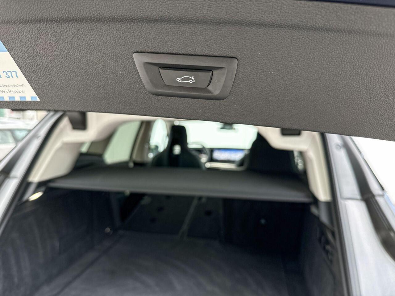 BMW iX xDrive40 22 Inch / Comfort Acces / Electrische Zwenkhaak / Getinte Ramen Achter / Warmte Comfort Pakket / Driving Prof / Harman Kardon / Parking Plus / 4 Zone Airco / Selections