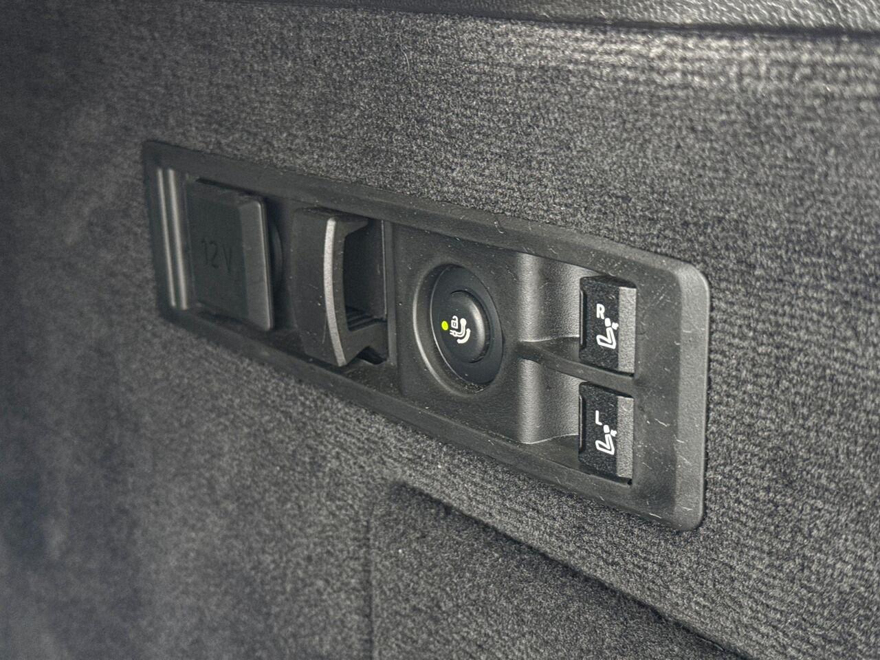 BMW iX xDrive40 22 Inch / Comfort Acces / Electrische Zwenkhaak / Getinte Ramen Achter / Warmte Comfort Pakket / Driving Prof / Harman Kardon / Parking Plus / 4 Zone Airco / Selections