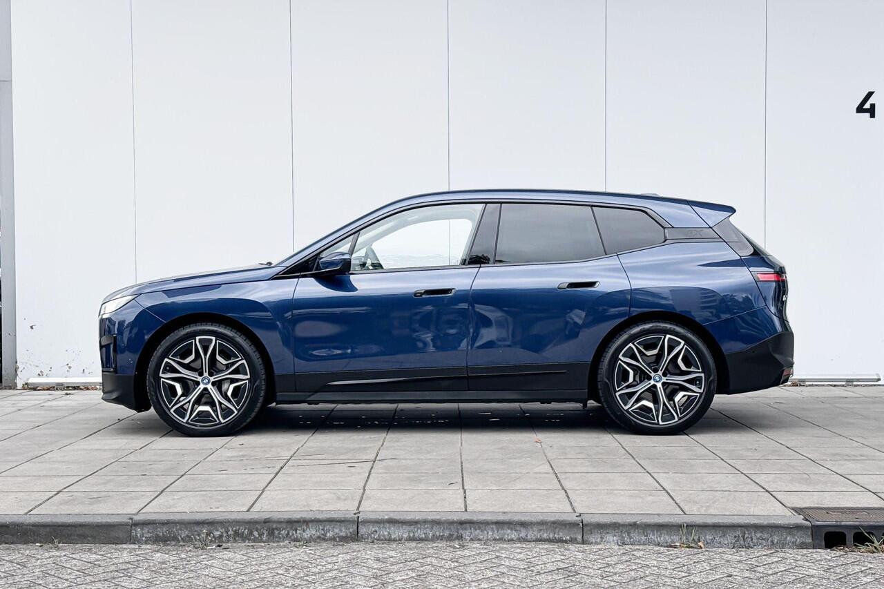 BMW iX xDrive40 22 Inch / Comfort Acces / Electrische Zwenkhaak / Getinte Ramen Achter / Warmte Comfort Pakket / Driving Prof / Harman Kardon / Parking Plus / 4 Zone Airco / Selections