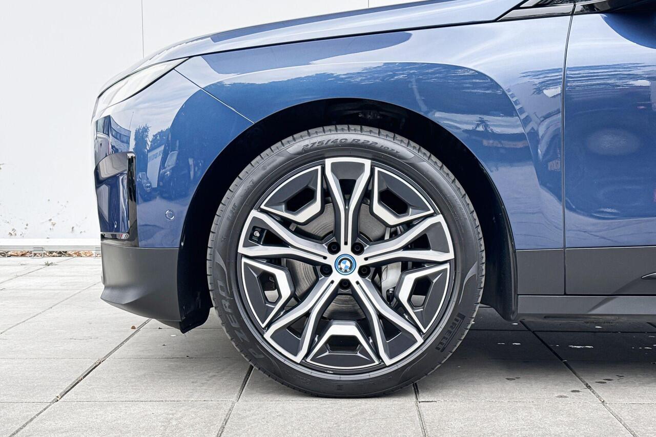 BMW iX xDrive40 22 Inch / Comfort Acces / Electrische Zwenkhaak / Getinte Ramen Achter / Warmte Comfort Pakket / Driving Prof / Harman Kardon / Parking Plus / 4 Zone Airco / Selections