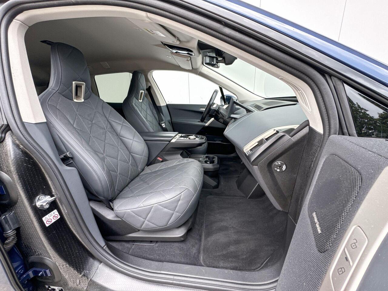 BMW iX xDrive40 22 Inch / Comfort Acces / Electrische Zwenkhaak / Getinte Ramen Achter / Warmte Comfort Pakket / Driving Prof / Harman Kardon / Parking Plus / 4 Zone Airco / Selections