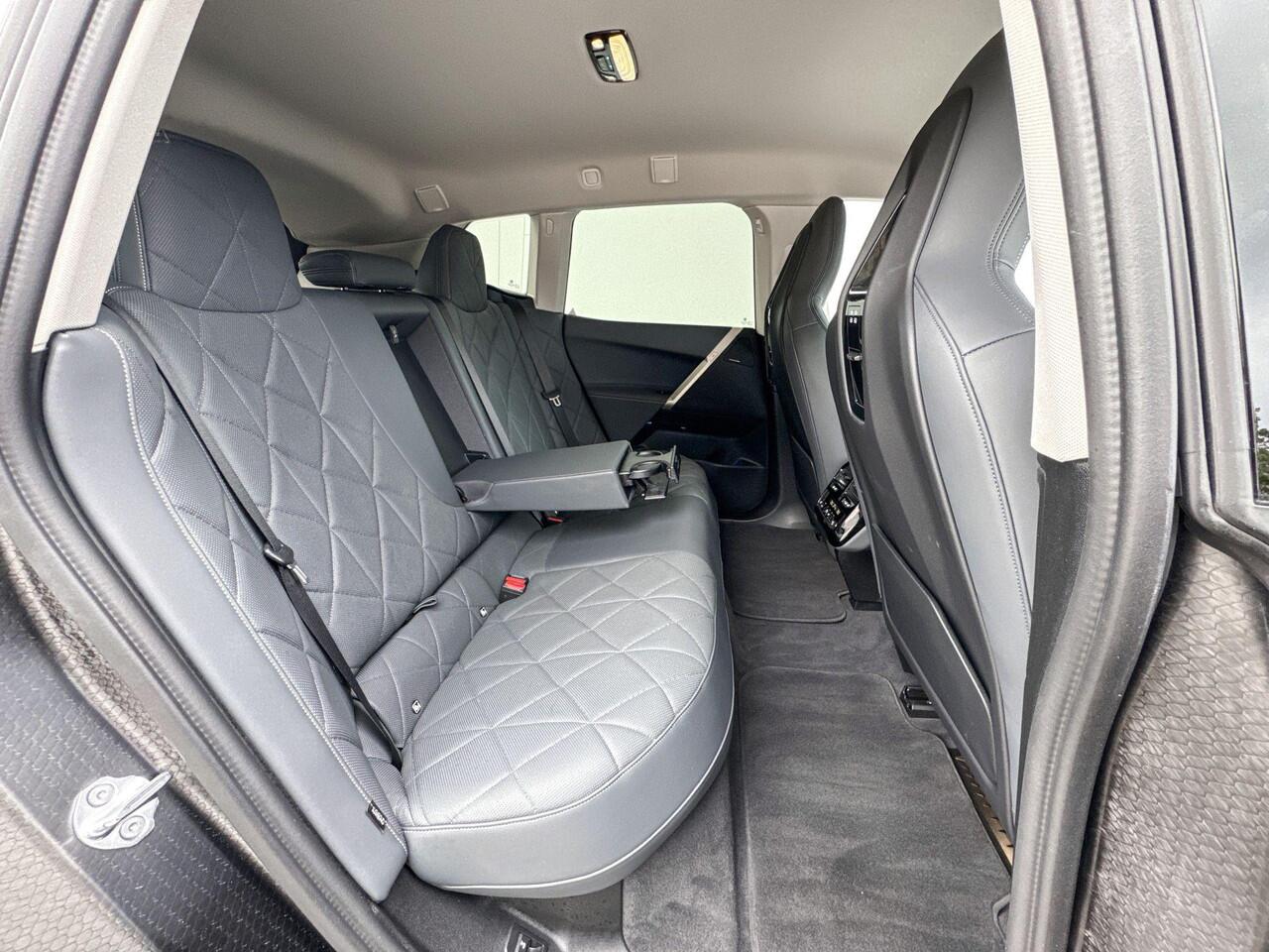 BMW iX xDrive40 22 Inch / Comfort Acces / Electrische Zwenkhaak / Getinte Ramen Achter / Warmte Comfort Pakket / Driving Prof / Harman Kardon / Parking Plus / 4 Zone Airco / Selections