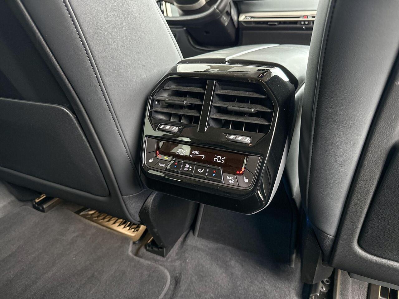 BMW iX xDrive40 22 Inch / Comfort Acces / Electrische Zwenkhaak / Getinte Ramen Achter / Warmte Comfort Pakket / Driving Prof / Harman Kardon / Parking Plus / 4 Zone Airco / Selections