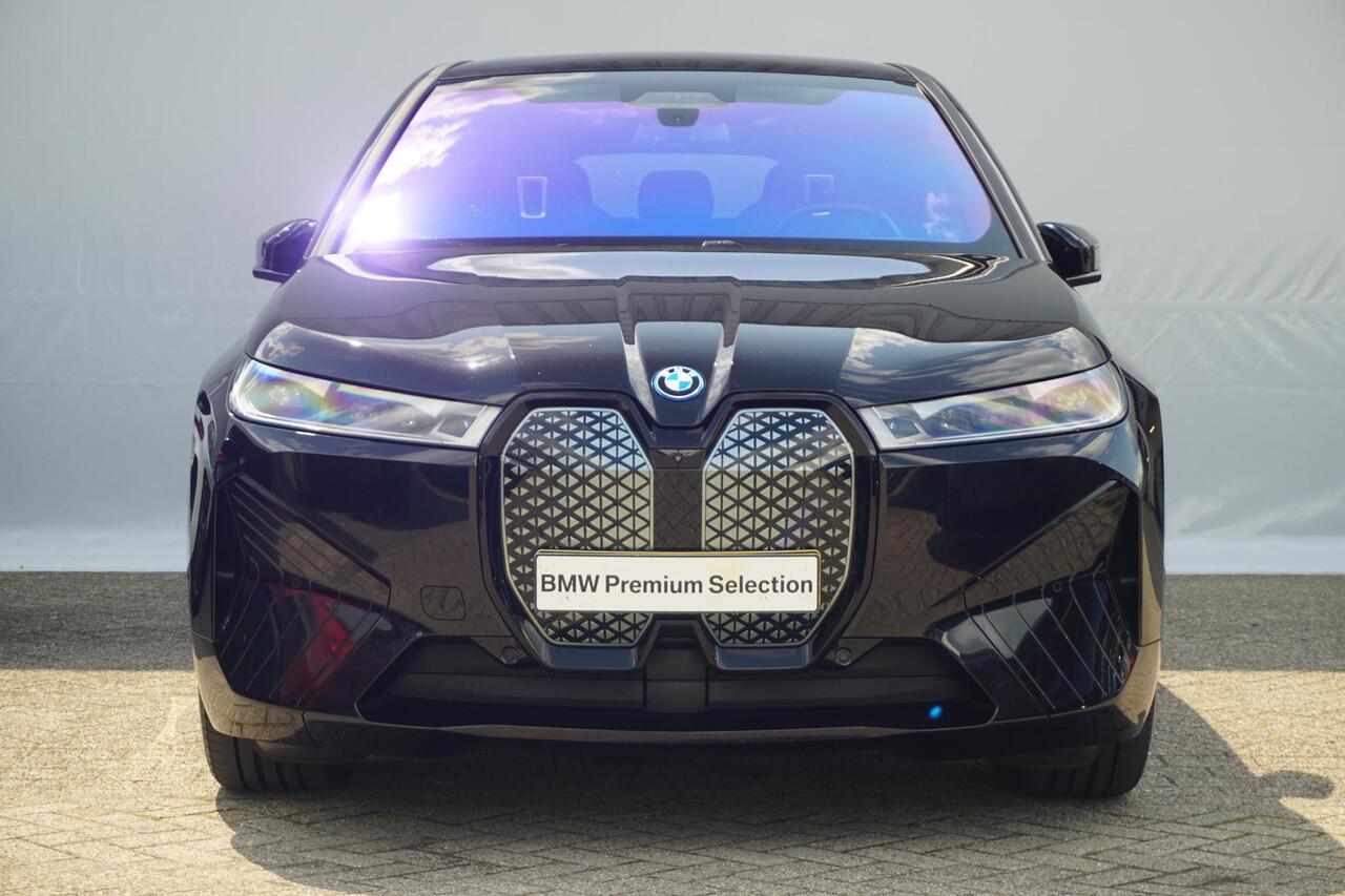 BMW iX xDrive50 Sportpakket 22'' / Panoramadak Sky Lounge / Soft Close / Warmte Comfortpakket voor en achter
