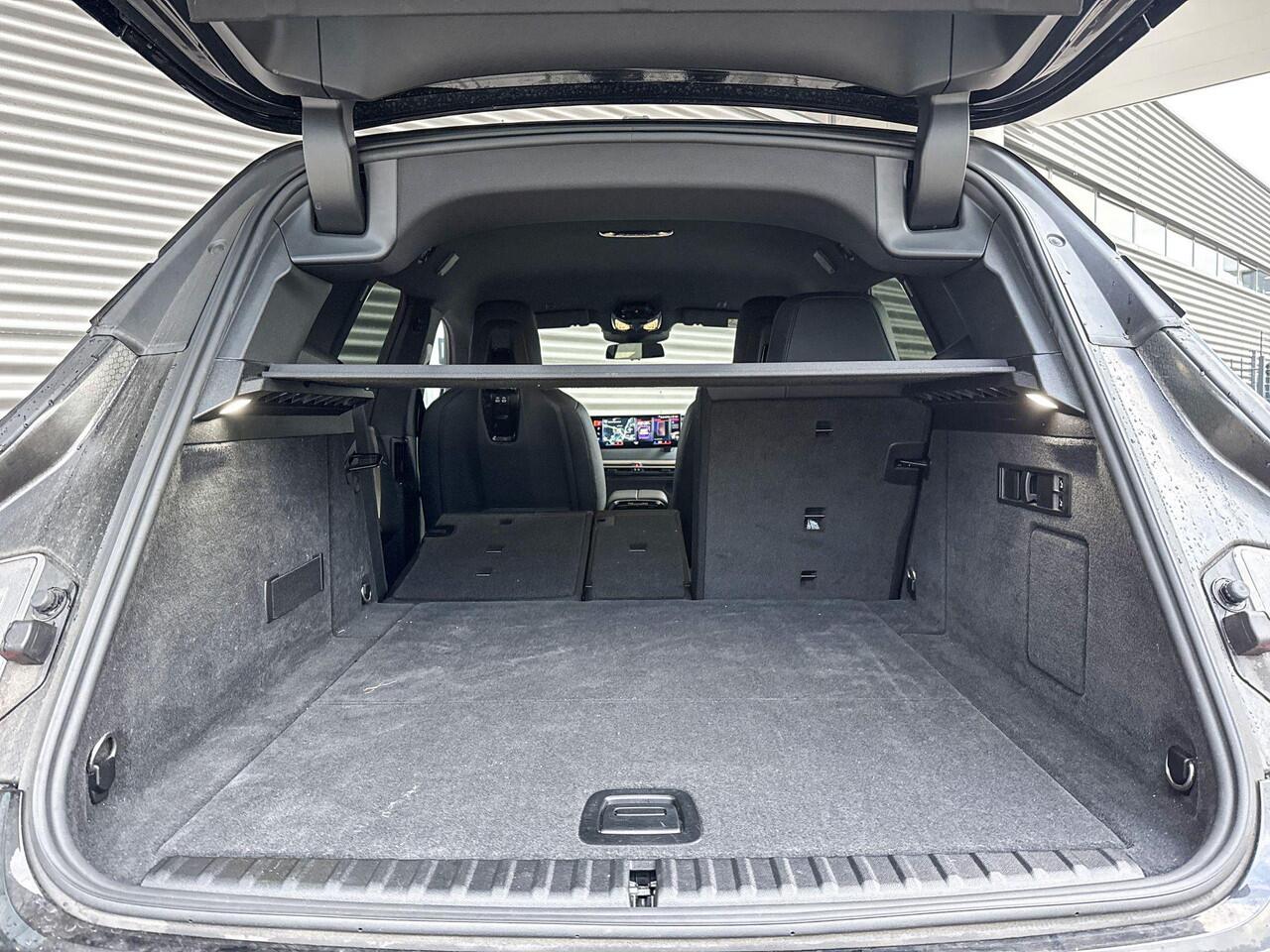 BMW iX xDrive40 Sportpakket / Comfort Access / Driving Assistant Professional / Parking Assistant Plus / Harman Kardon / 22 inch