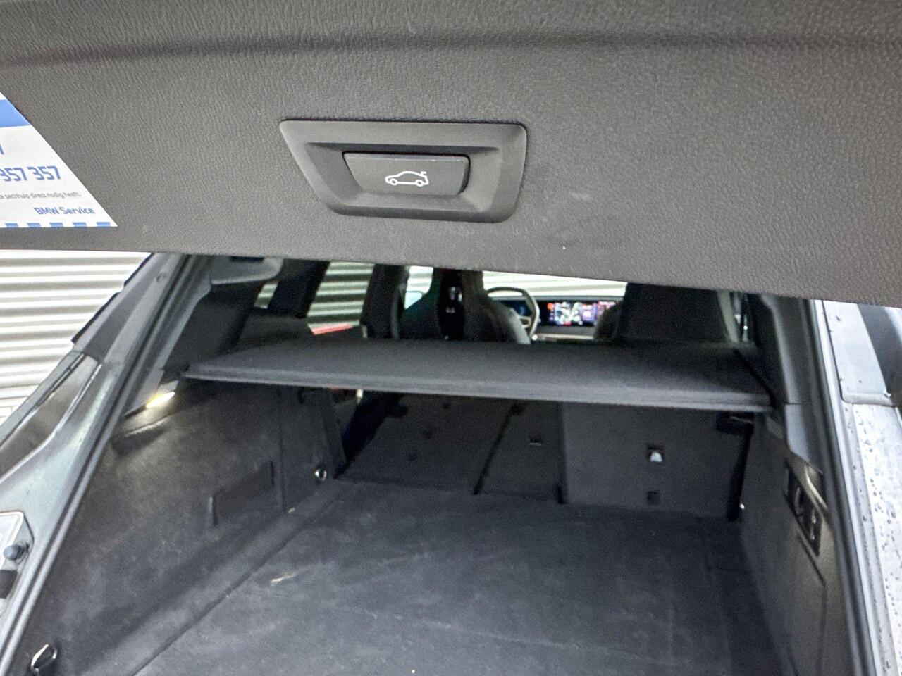 BMW iX xDrive40 Sportpakket / Comfort Access / Driving Assistant Professional / Parking Assistant Plus / Harman Kardon / 22 inch