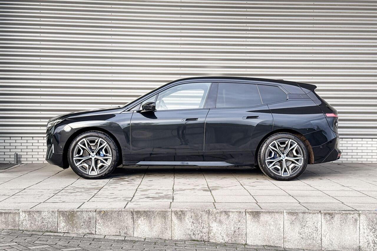 BMW iX xDrive40 Sportpakket / Comfort Access / Driving Assistant Professional / Parking Assistant Plus / Harman Kardon / 22 inch