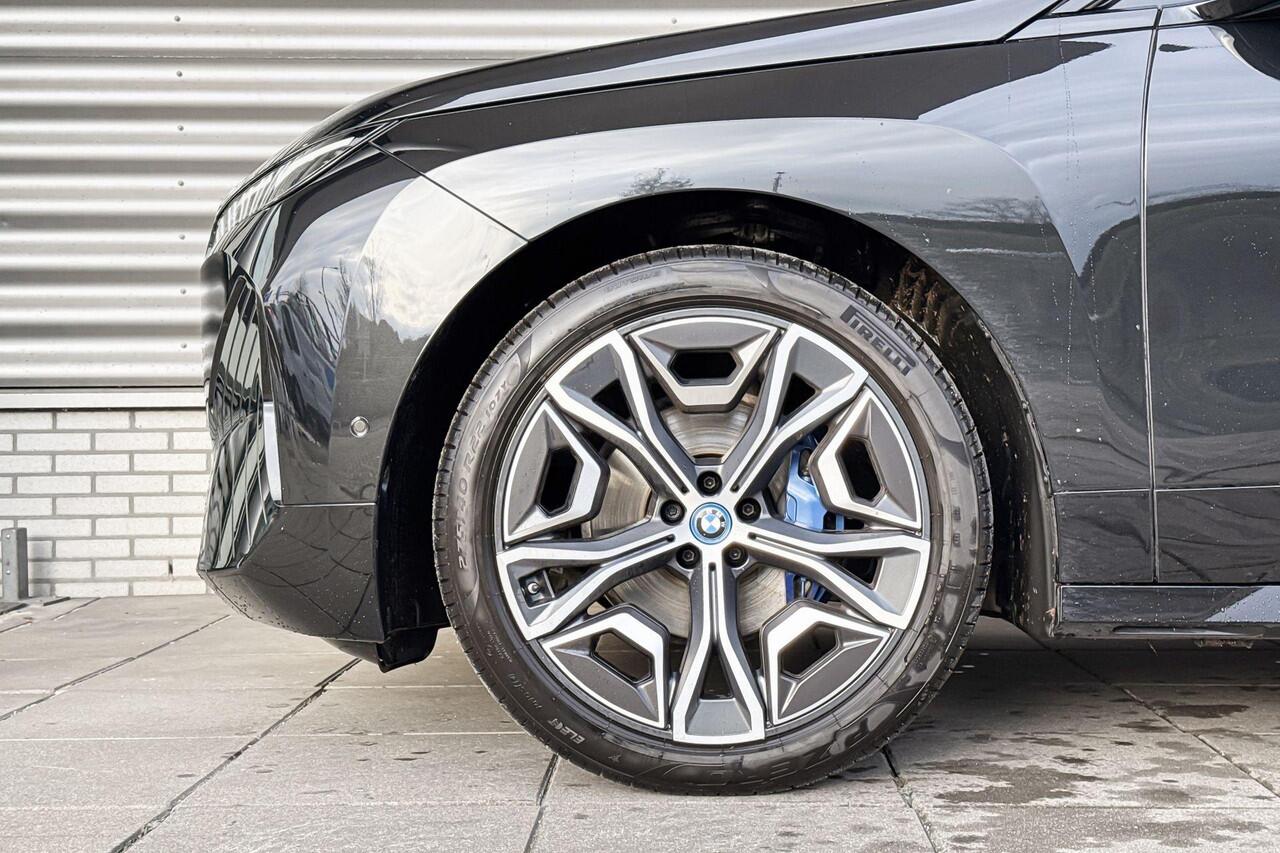 BMW iX xDrive40 Sportpakket / Comfort Access / Driving Assistant Professional / Parking Assistant Plus / Harman Kardon / 22 inch