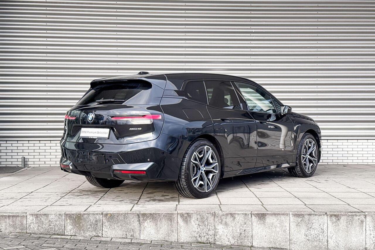 BMW iX xDrive40 Sportpakket / Comfort Access / Driving Assistant Professional / Parking Assistant Plus / Harman Kardon / 22 inch