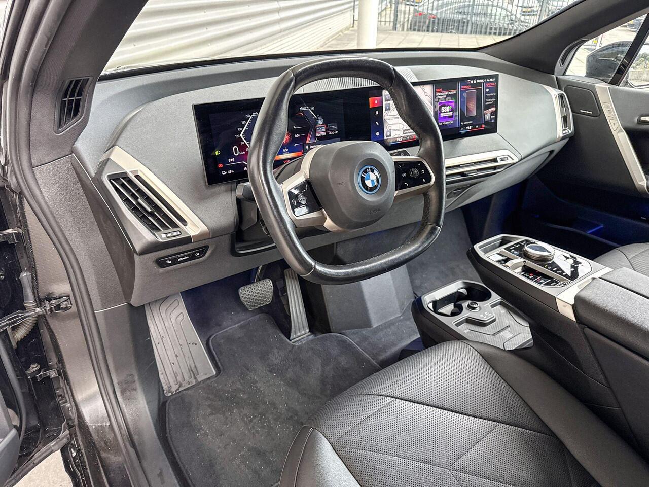 BMW iX xDrive40 Sportpakket / Comfort Access / Driving Assistant Professional / Parking Assistant Plus / Harman Kardon / 22 inch