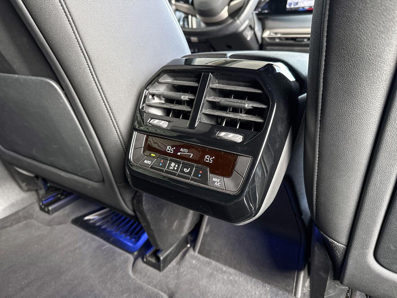 BMW iX xDrive40 Sportpakket / Comfort Access / Driving Assistant Professional / Parking Assistant Plus / Harman Kardon / 22 inch