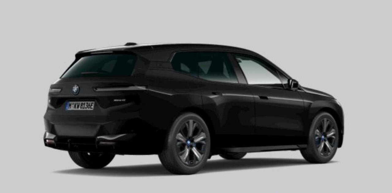 BMW iX xDrive40 77 kWh Sportpakket - Trekhaak - Multifunctionele stoelen - Comfort acces - Parking Assistant Plus - Harman Kardon - Extra-warmtewerende voorruit - Hemelbekleding in Anthrazit -