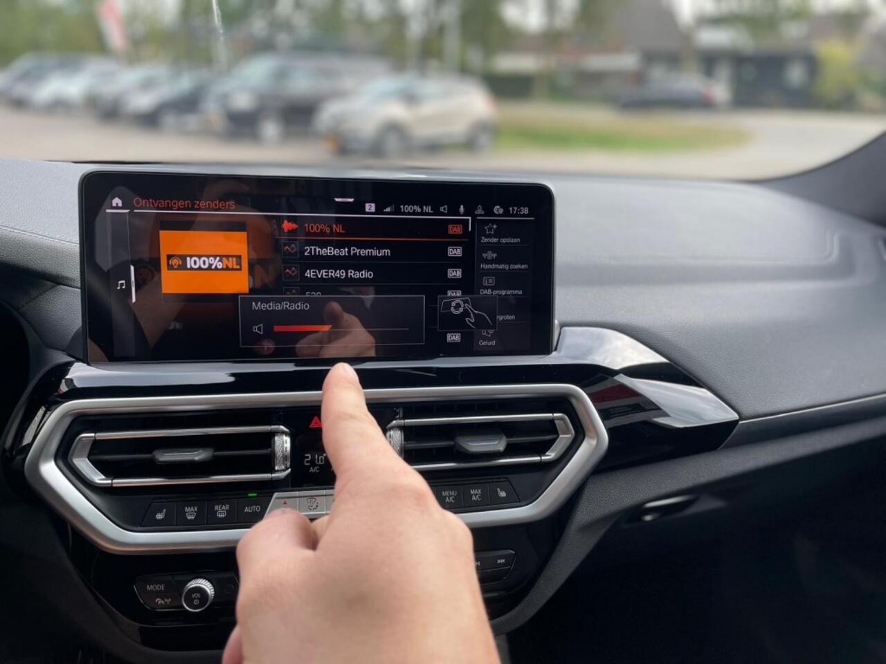 BMW iX HIGH EXECUTIVE 80kWh M-Sport SOH 100% Panoramadak Trekhaak HUD Memory Leder Mooi vol!