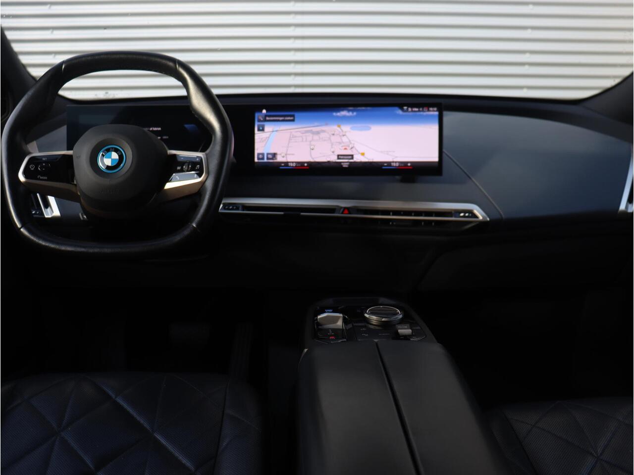BMW iX xDrive40 | High Executive | Sportpakket | Driving Assistant Prof. | Head-Up | Trekhaak | Soft Close | Harman Kardon | 21'' LMV