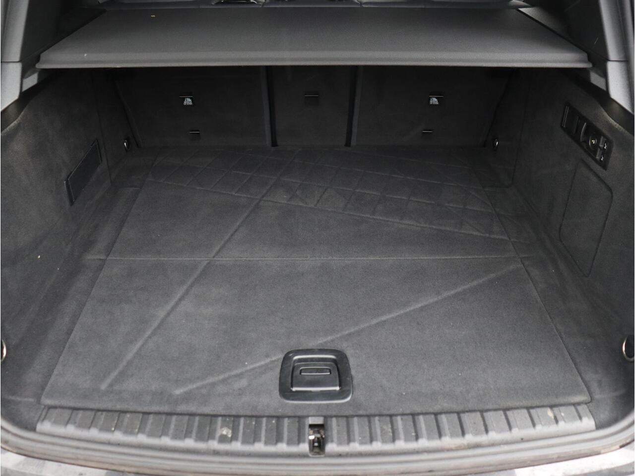 BMW iX xDrive40 | High Executive | Sportpakket | Driving Assistant Prof. | Head-Up | Trekhaak | Soft Close | Harman Kardon | 21'' LMV