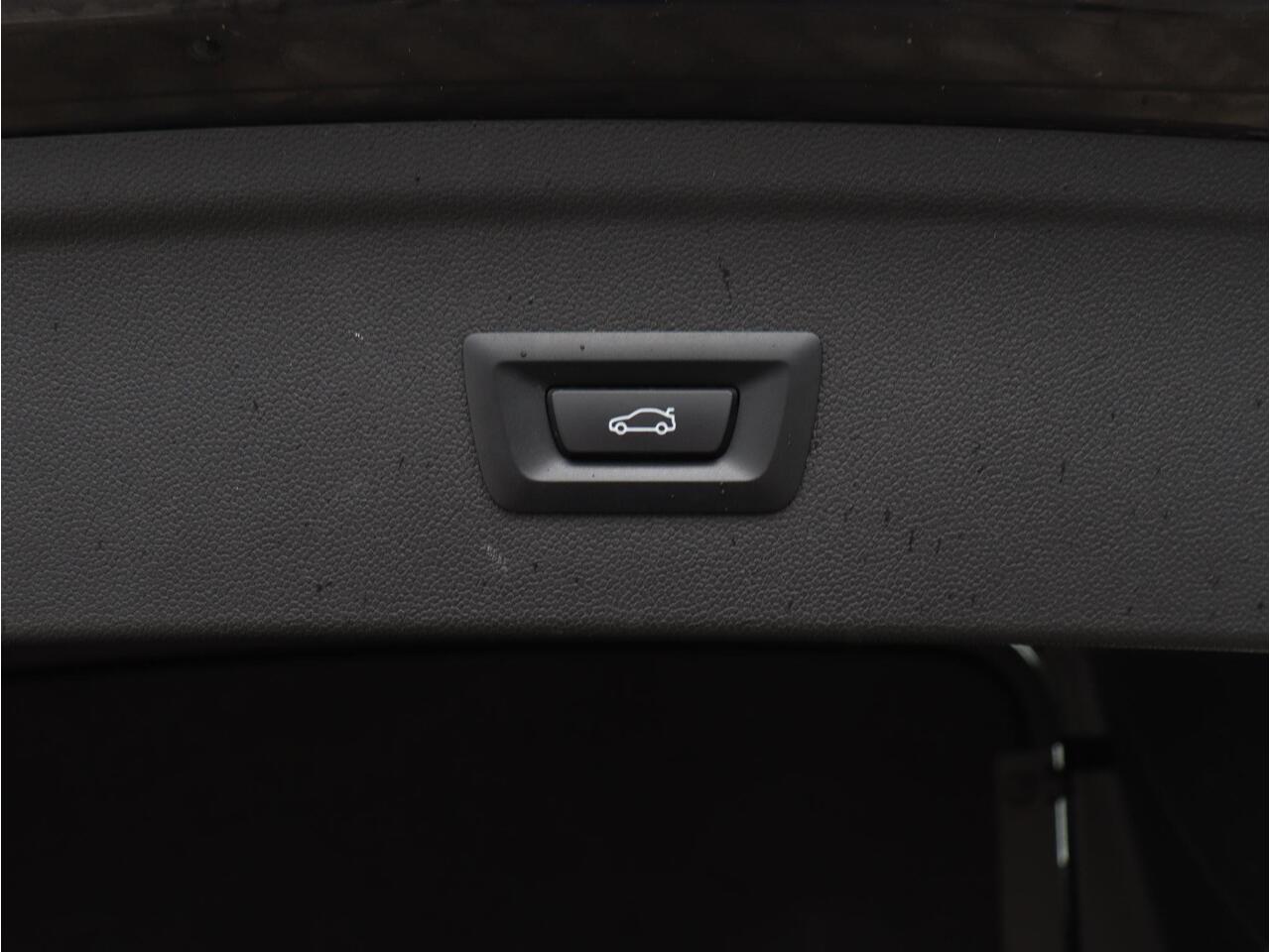 BMW iX xDrive40 | High Executive | Sportpakket | Driving Assistant Prof. | Head-Up | Trekhaak | Soft Close | Harman Kardon | 21'' LMV