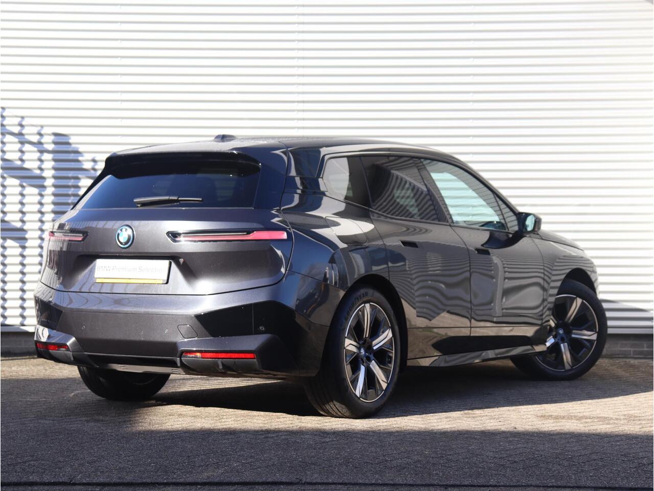 BMW iX xDrive40 | High Executive | Sportpakket | Driving Assistant Prof. | Head-Up | Trekhaak | Soft Close | Harman Kardon | 21'' LMV