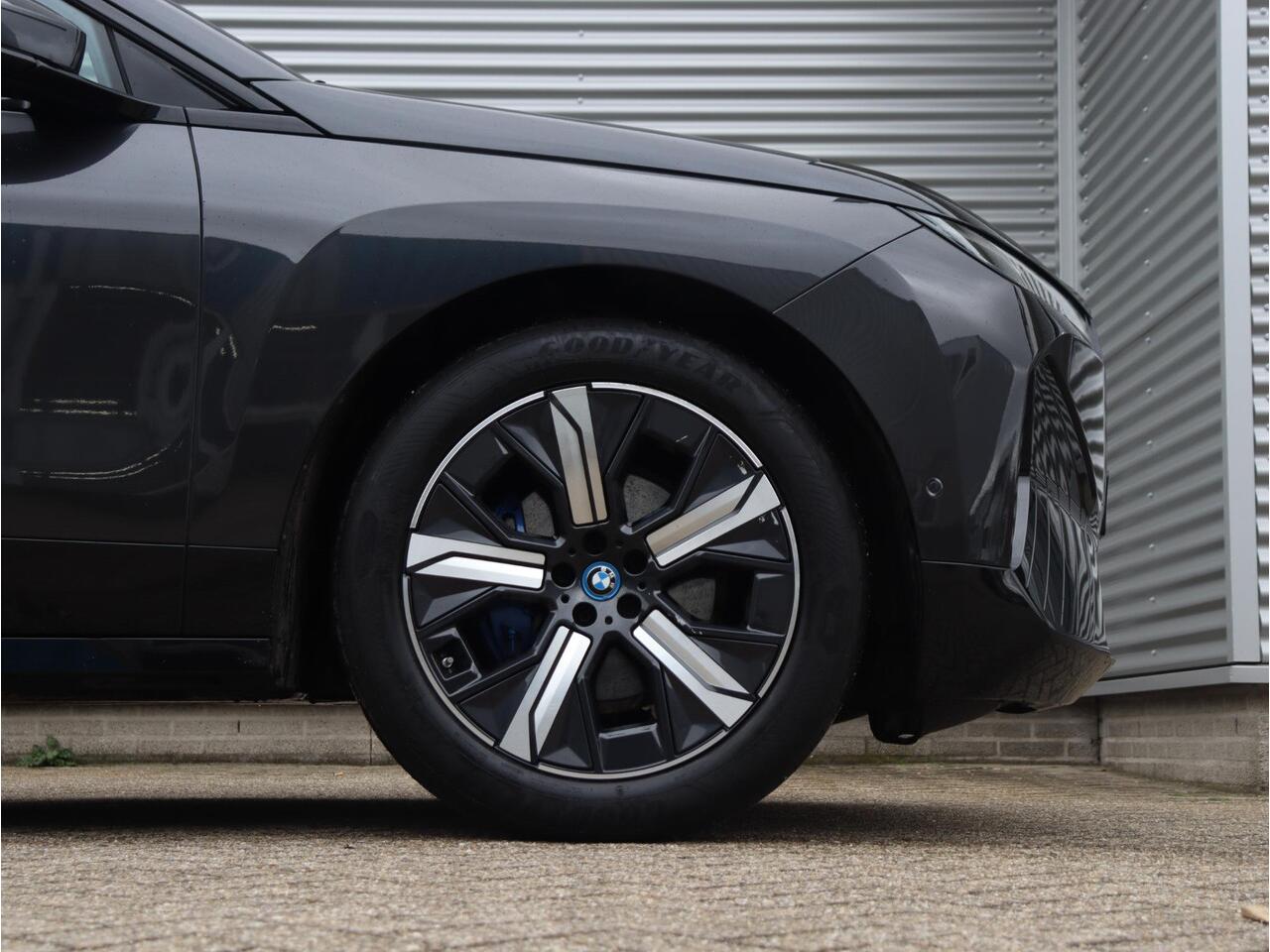 BMW iX xDrive40 | High Executive | Sportpakket | Driving Assistant Prof. | Head-Up | Trekhaak | Soft Close | Harman Kardon | 21'' LMV