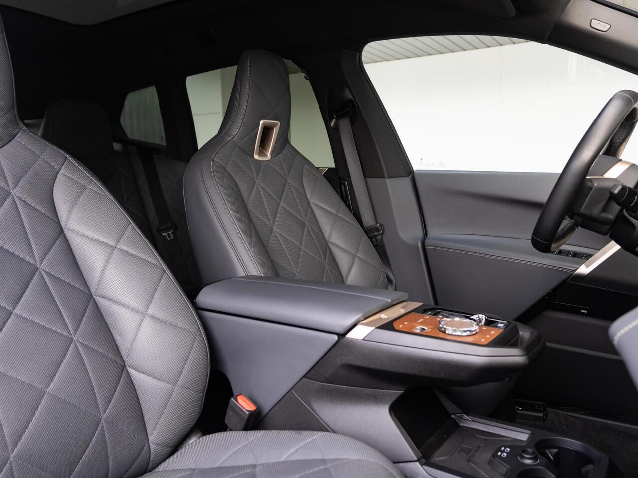 BMW iX xDrive50 | High Executive | Sportpakket | Comfort Access | 22 inch | Glazen panoramadak Sky Lounge | Trekhaak