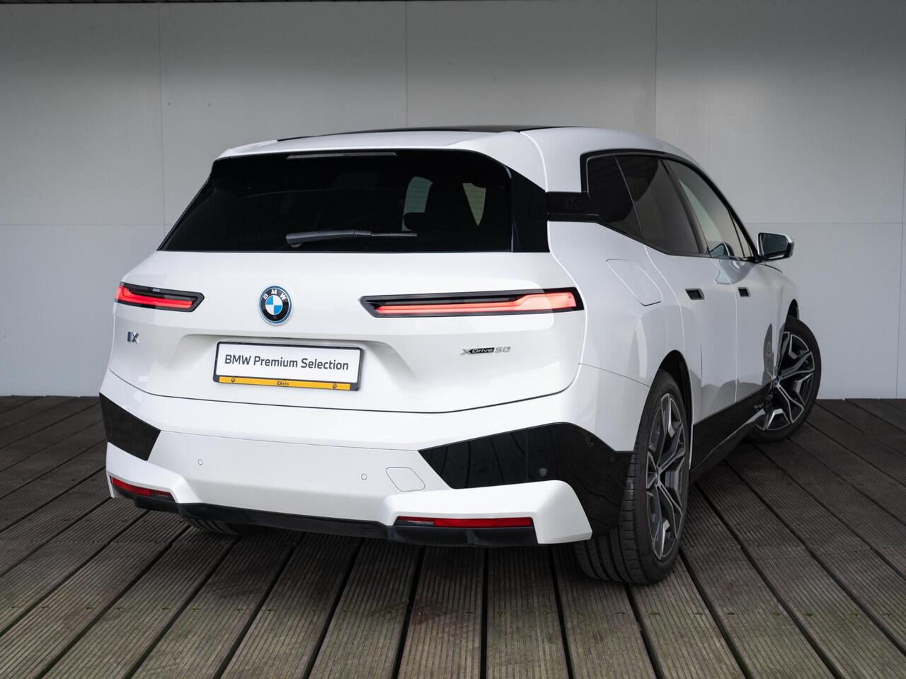 BMW iX xDrive50 | High Executive | Sportpakket | Comfort Access | 22 inch | Glazen panoramadak Sky Lounge | Trekhaak