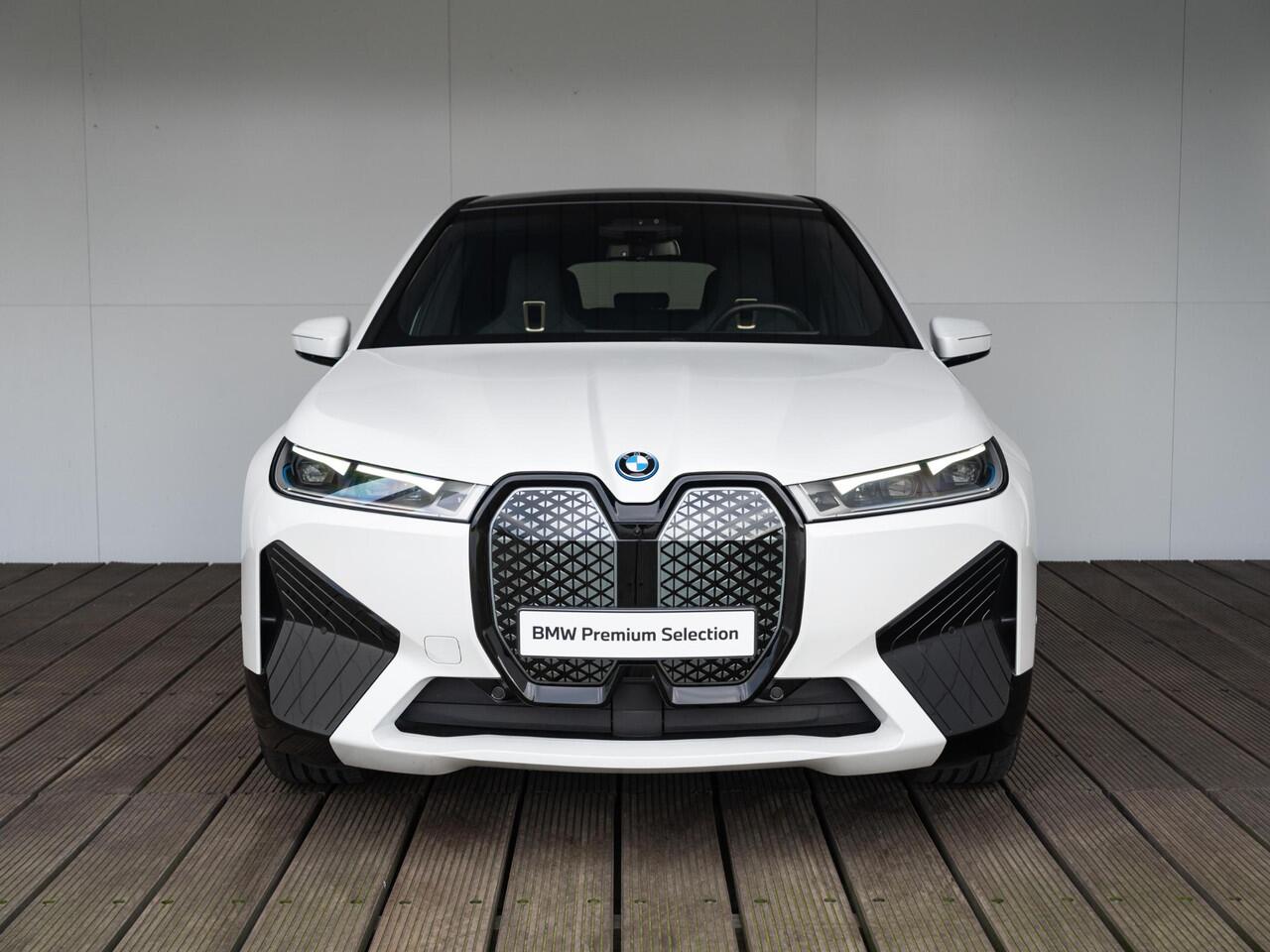 BMW iX xDrive50 | High Executive | Sportpakket | Comfort Access | 22 inch | Glazen panoramadak Sky Lounge | Trekhaak
