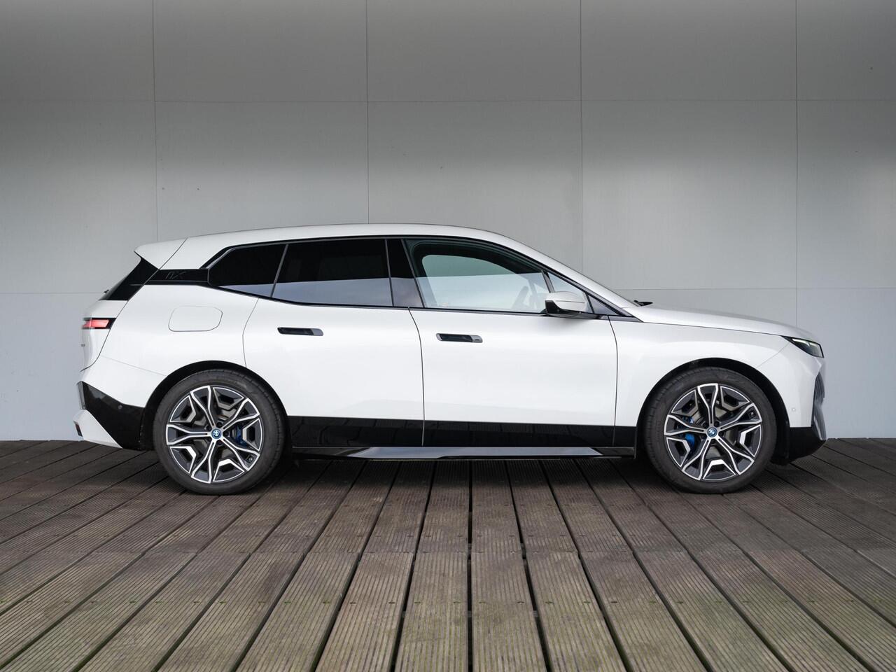 BMW iX xDrive50 | High Executive | Sportpakket | Comfort Access | 22 inch | Glazen panoramadak Sky Lounge | Trekhaak