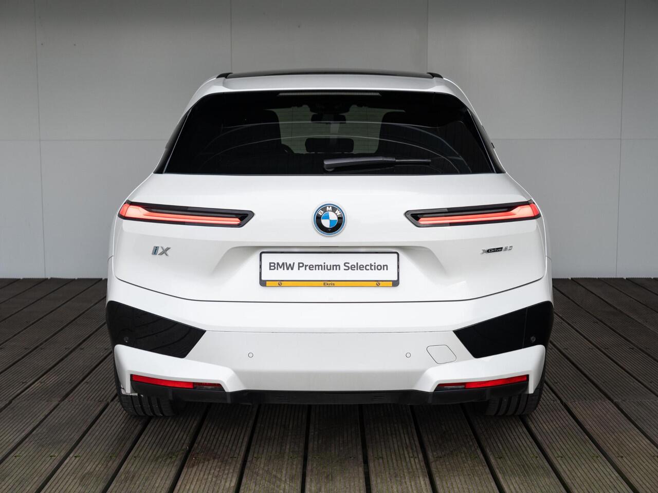 BMW iX xDrive50 | High Executive | Sportpakket | Comfort Access | 22 inch | Glazen panoramadak Sky Lounge | Trekhaak
