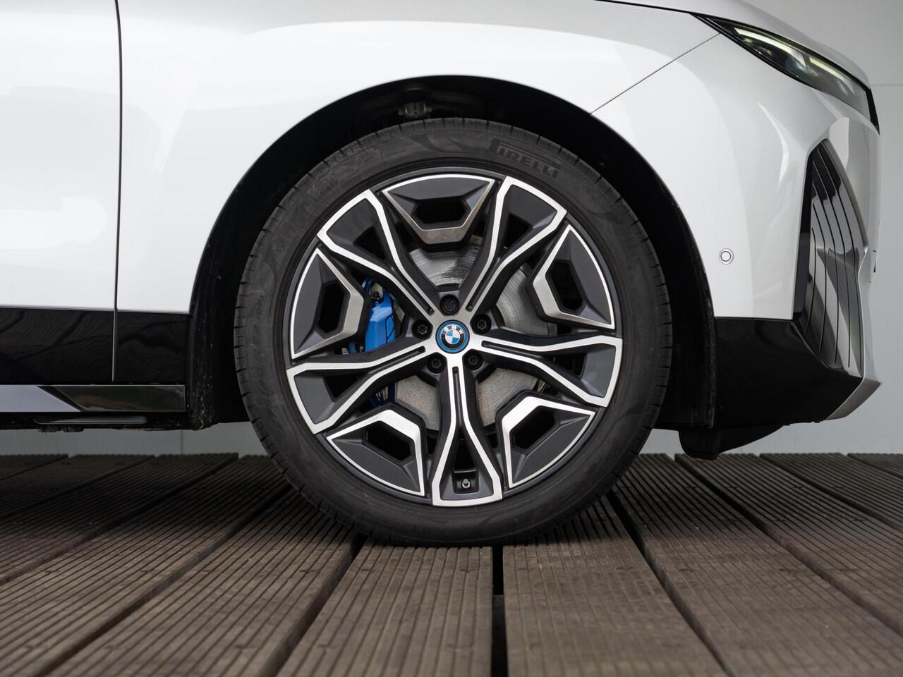 BMW iX xDrive50 | High Executive | Sportpakket | Comfort Access | 22 inch | Glazen panoramadak Sky Lounge | Trekhaak