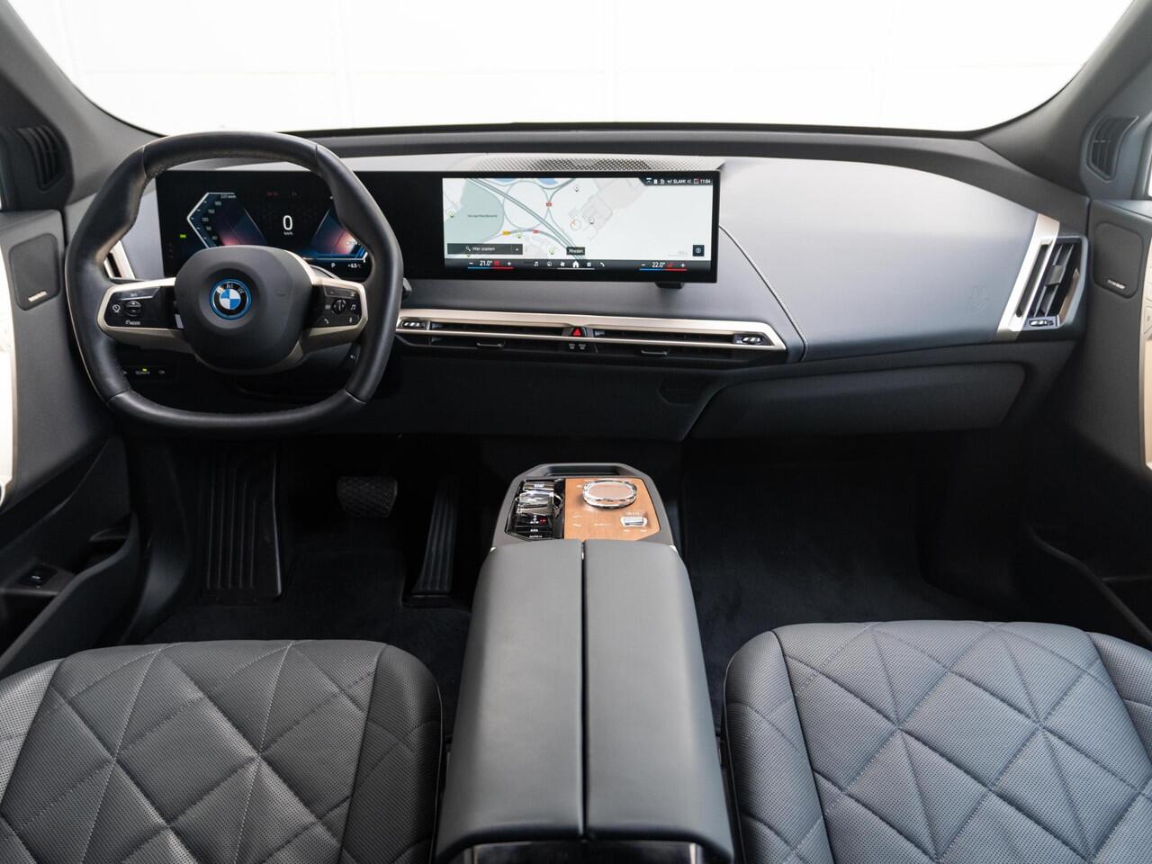 BMW iX xDrive50 | High Executive | Sportpakket | Comfort Access | 22 inch | Glazen panoramadak Sky Lounge | Trekhaak