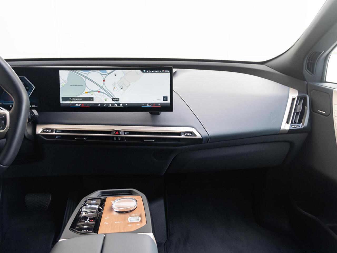BMW iX xDrive50 | High Executive | Sportpakket | Comfort Access | 22 inch | Glazen panoramadak Sky Lounge | Trekhaak