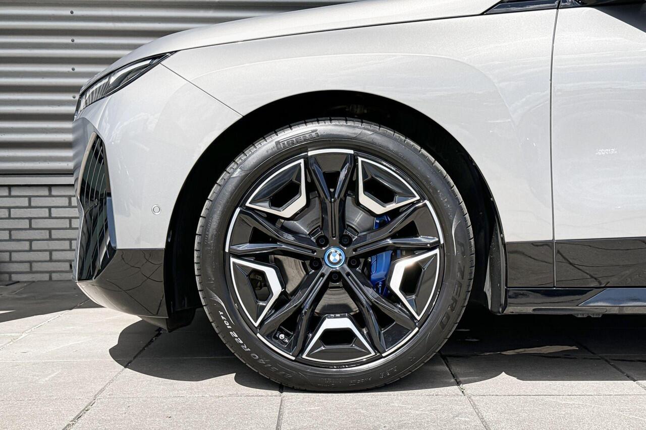 BMW iX xDrive40 Business Edition Plus 77 kWh / Selections