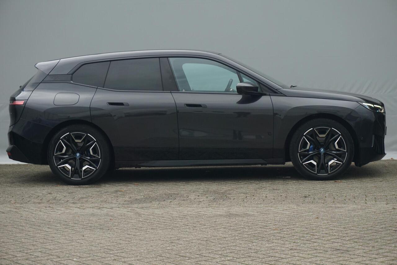 BMW iX xDrive50 M Sport | Trekhaak / Panoramdak / Soft-Close / Stoelventilatie / Warmtecomfortpakket / Driving Assistant Professional / 360 graden Camera's / Harman Kardon