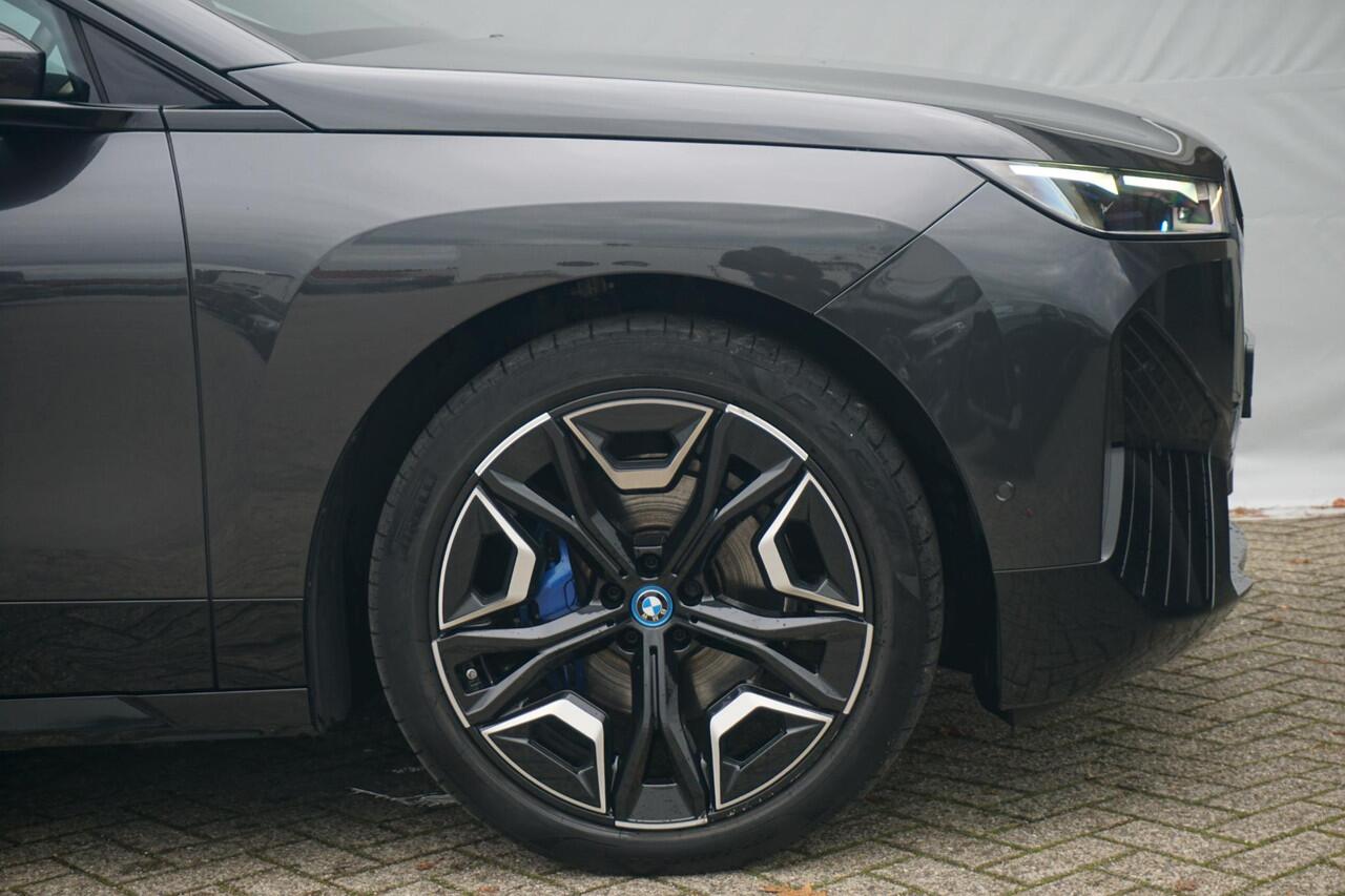 BMW iX xDrive50 M Sport | Trekhaak / Panoramdak / Soft-Close / Stoelventilatie / Warmtecomfortpakket / Driving Assistant Professional / 360 graden Camera's / Harman Kardon
