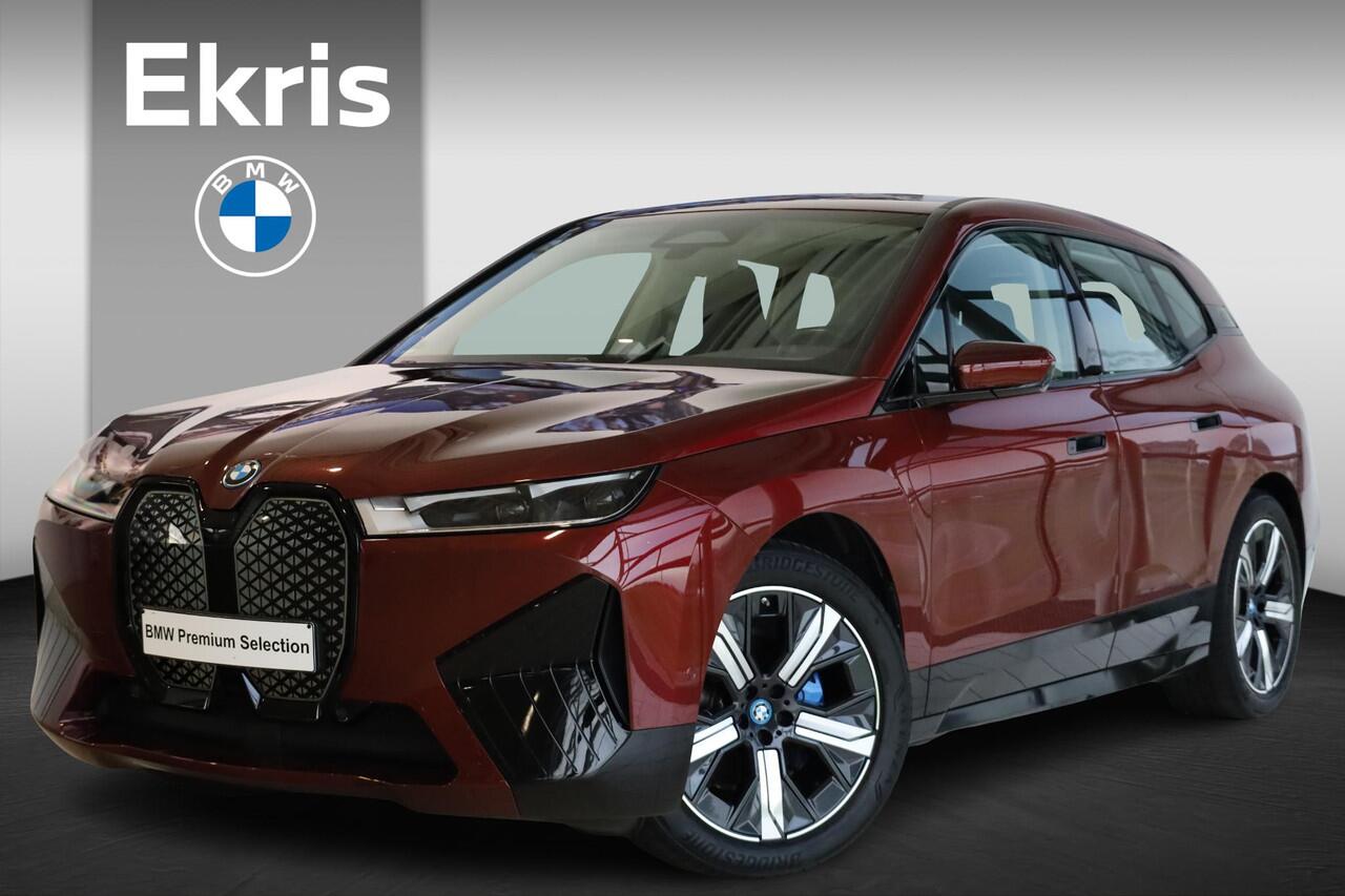 BMW iX xDrive40 | Sportpakket | Comfort Access | Driving Assistant | Rondomzicht Camera | Verwarmde Voorstoelen |