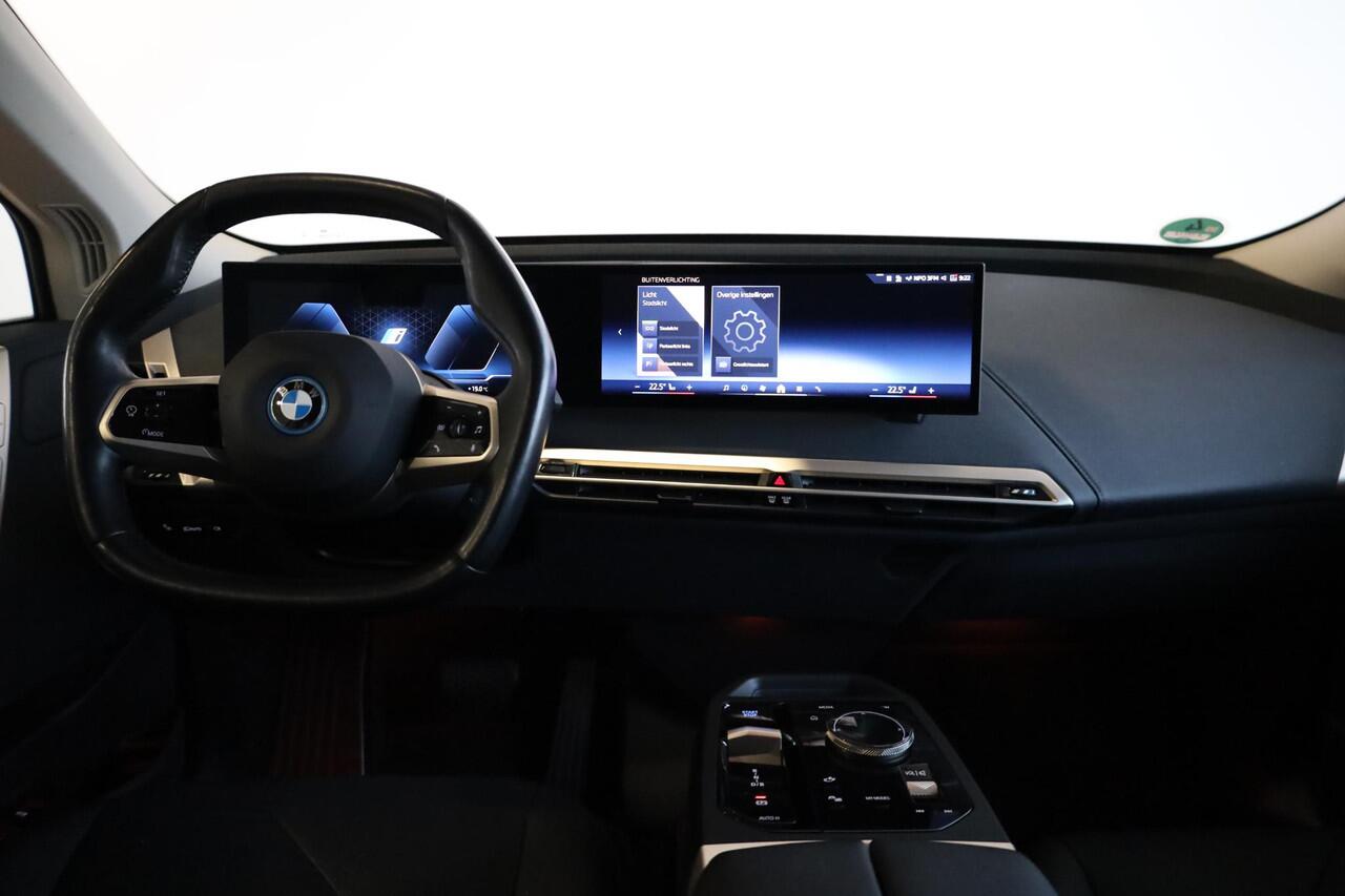 BMW iX xDrive40 | Sportpakket | Comfort Access | Driving Assistant | Rondomzicht Camera | Verwarmde Voorstoelen |