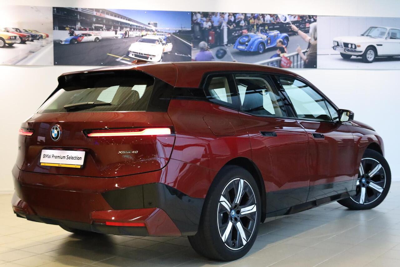 BMW iX xDrive40 | Sportpakket | Comfort Access | Driving Assistant | Rondomzicht Camera | Verwarmde Voorstoelen |